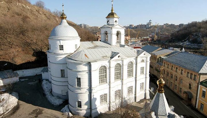 Предстоятель УПЦ очолив літургію у Хрестовоздвиженському храмі Києва