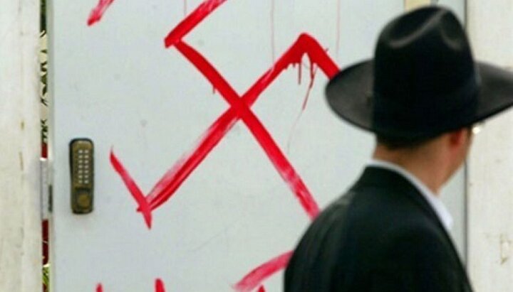 В ноябре прошлого года Объединенная еврейская община Украины заявила об акте антисемитизма из-за изображения свастики в центре Львова. Фото: novyny.live