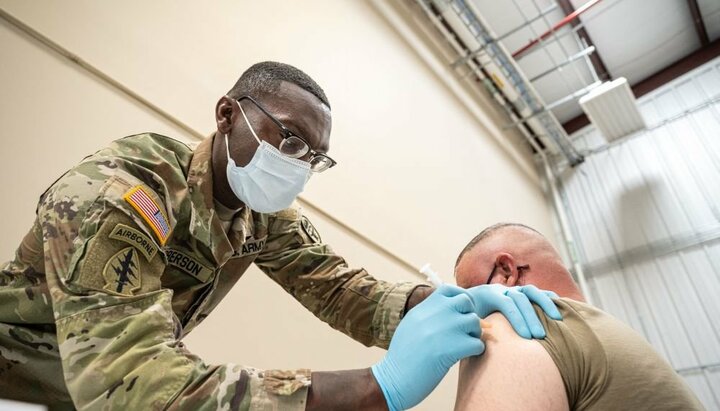 Вакцинация военнослужащих в США. Фото: : Jon Cherry