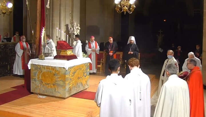 Богослужение в католическом храме Сен-Жермен-л’Осеруа. Фото: скрин видео с ютуб-канала «KTOTV»