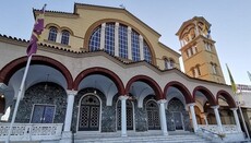 У Греції священнику виписали величезний штраф за відсутність масок у вірян