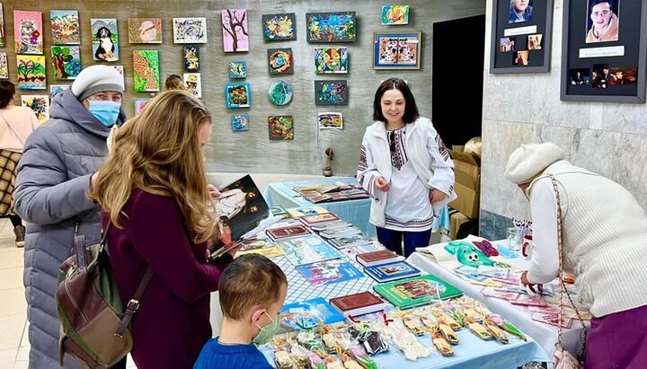 Благотворительная выставка работ детей-онкопациентов. Фото: Facebook-страница Центра информации УПЦ