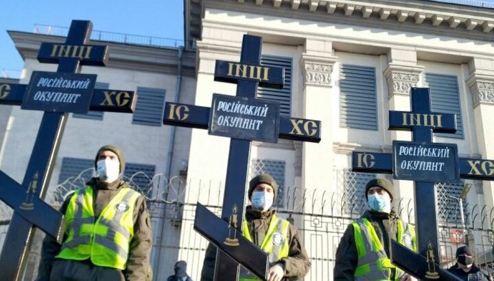 У Києві під посольством РФ встановили могильні хрести