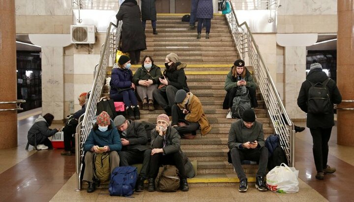 Киевляне спасаются в метро от возможных обстрелов. Фото: world-today-news.com