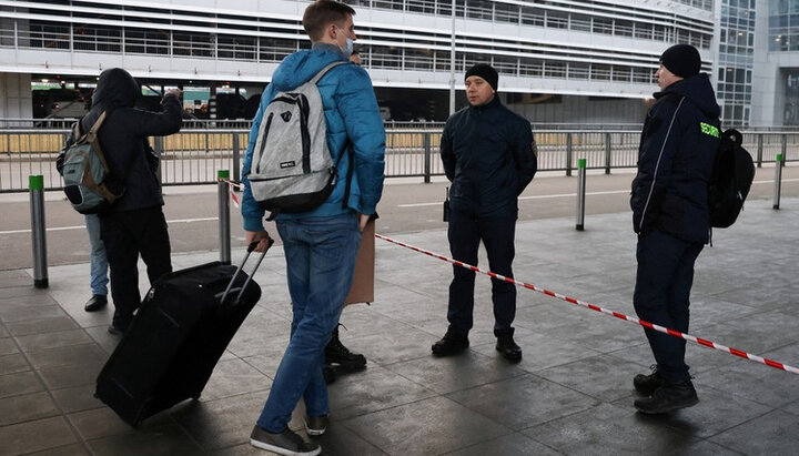 Чоловікам віком від 18 до 60 років заборонили покидати Україну