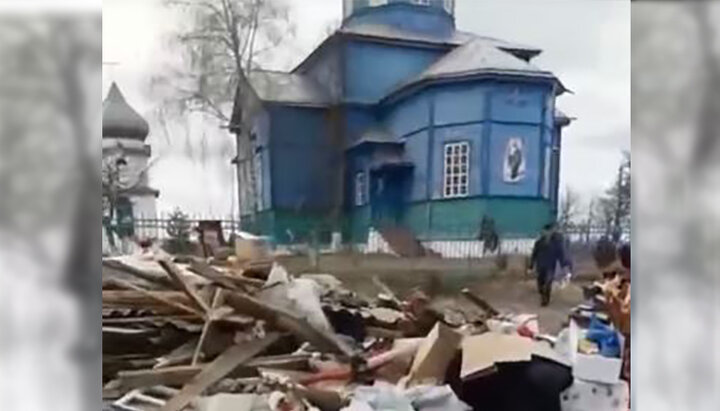 OCU adherents beat a UOC priest and ruin a prayer house in Novozhyvotiv