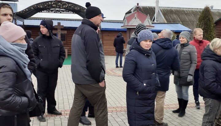 Униаты захватили храм УПЦ под Ивано-Франковском. Фото: СПЖ