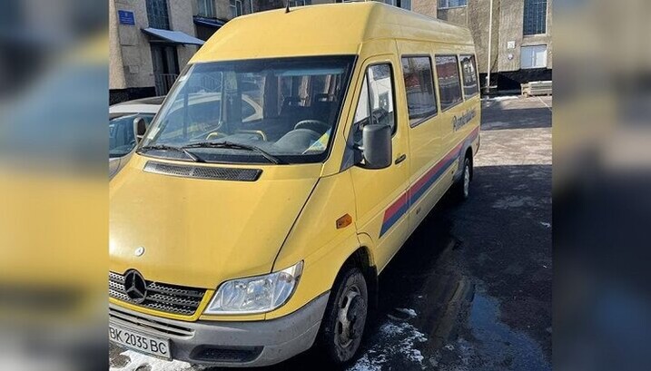 Громада УПЦ в Острозі передала мікроавтобус для українських військових
