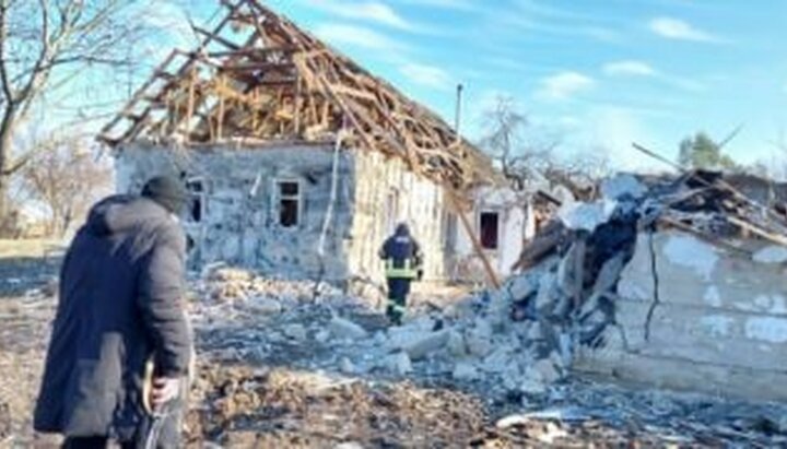 Последствия бомбежки и обстрела в пригороде Чернигова. Фото: Telegram-канал УПЦ.
