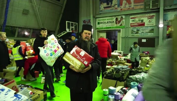 Разгрузка гуманитарной помощи из Румынии . Фото: скриншот видео