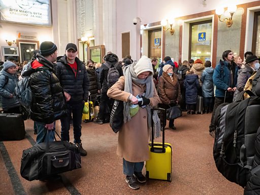 На железнодорожном вокзале Львова. Фото: bbc.com