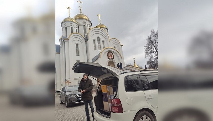 Верующие УПЦ в Тернополе перевозят помощь военным и беженцам. Фото: facebook-страница Тернопільська єпархія УПЦ
