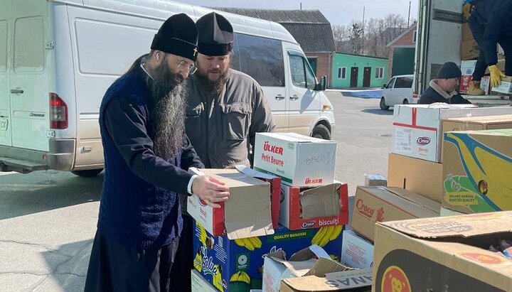 Браїлівський монастир УПЦ передав гумдопомогу біженцям у Вінницькій області