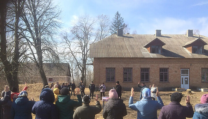 Οπαδοί OCU κατέλαβαν ναό UOC στο χωριό Ντβόρετς Περιφέρειας Χμελνίτσικι