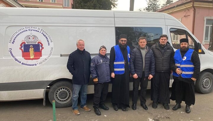 UOC clergy & Romanian Church hand over medical aid to Chernivtsi hospitals