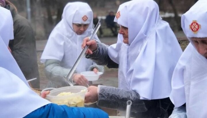 Сестры милосердия Марфо-Мариинской обители готовят горячую пищу для нуждающихся. Фото: cherkasy.church.ua