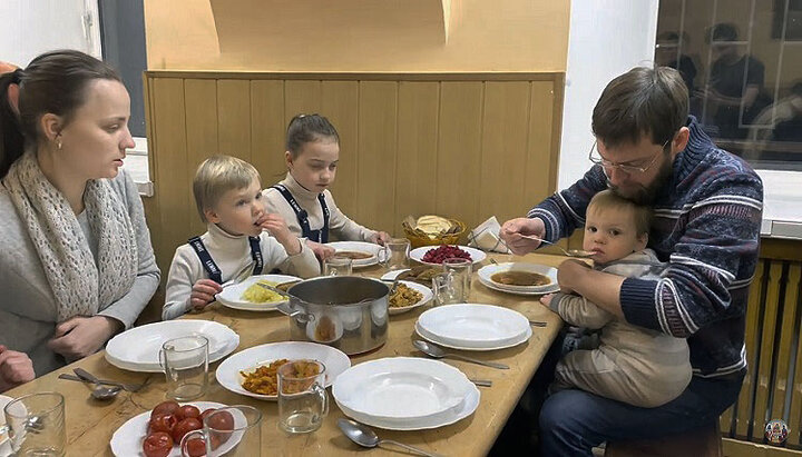 Киевские духовные школы кормят нуждающихся. Фото: скриншот: youtube.com