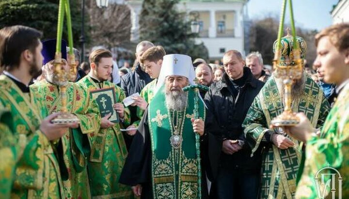 Блаженнейший Онуфрий во время молебна в Киево-Печерской лавре. Фото: news.church.ua