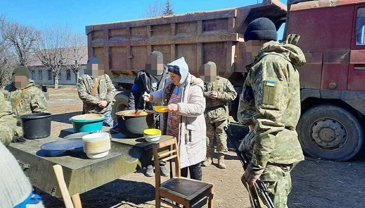 В Одесской области УПЦ помогает продуктами военнослужащим и нуждающимся. Фото: t.me/odeparh