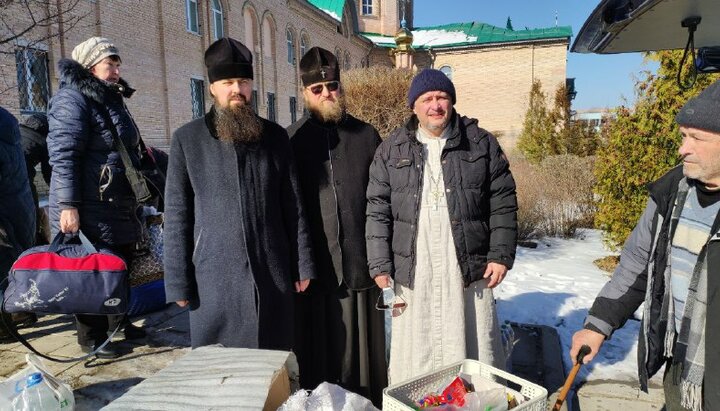 Ієрархи УПЦ евакуювали тяжкохворих біженців із Сєвєродонецька