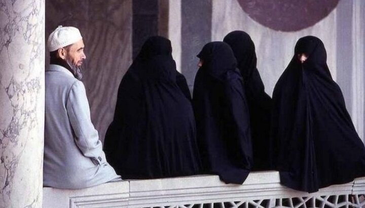 Rusia examinează posibilitatea de a permite poligamia la musulmani