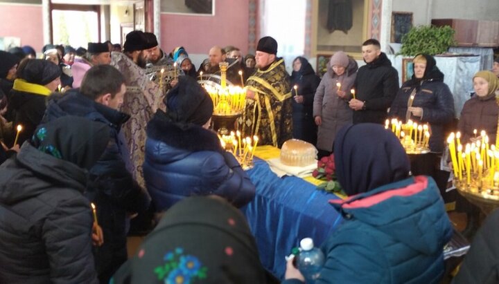 У Тульчинській та Харківській єпархіях УПЦ відспівали воїна та волонтера