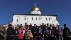Клирики УПЦ провели экскурсию по Почаевской лавре для беженцев