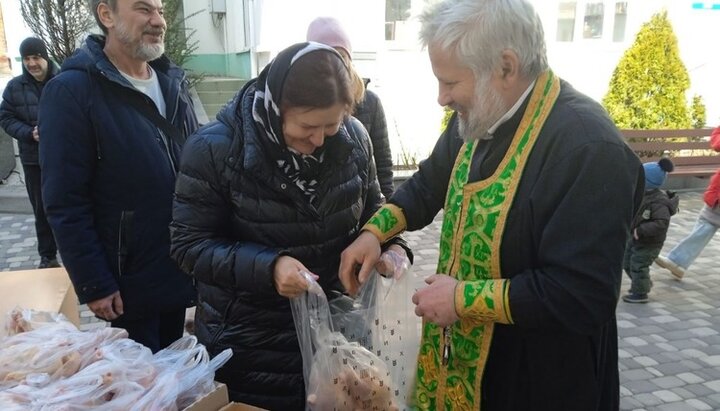 В киевском Свято-Вознесенском храме на Демиевке раздали продукты. Фото: demievka.info