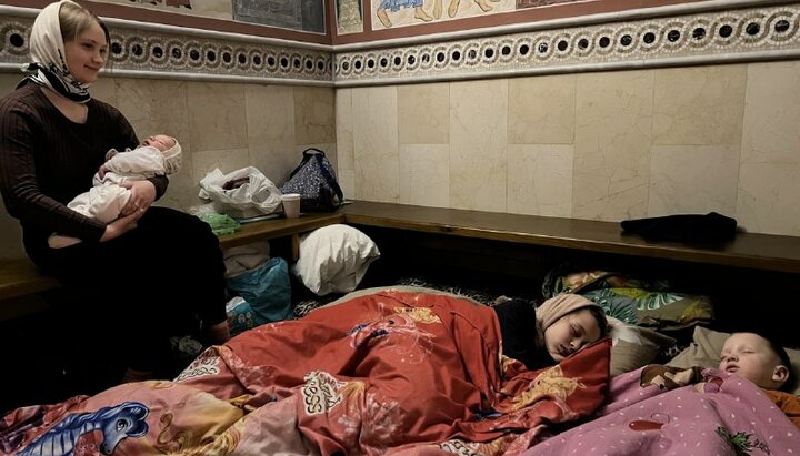Женщины с грудными детьми прячутся от обстрелов в монастырских стенах Фото: Telegram-канал Святогорской лавры