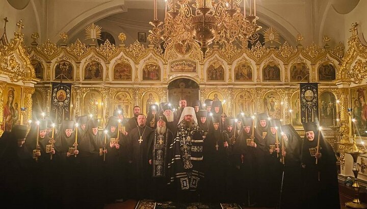 Митрополит Феодосий с новопостриженными монахинями. Фото: facebook-страница Фотолітопис Черкаської єпархії УПЦ