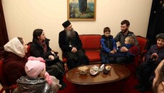 Патриарх Порфирий встретился с семьей беженцев из Украины
