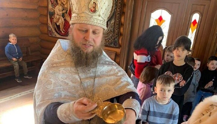 Священник стал крестным для сирот из эвакуированного детского дома. Фото: страница митрополита Мукачевского и Ужгородского Феодора в Facebook