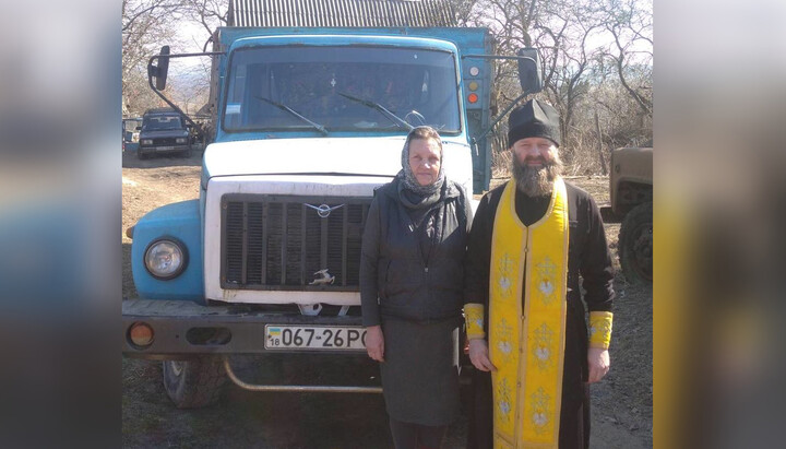 Вірянка УПЦ Рівненської єпархії передала вантажівку для військових потреб
