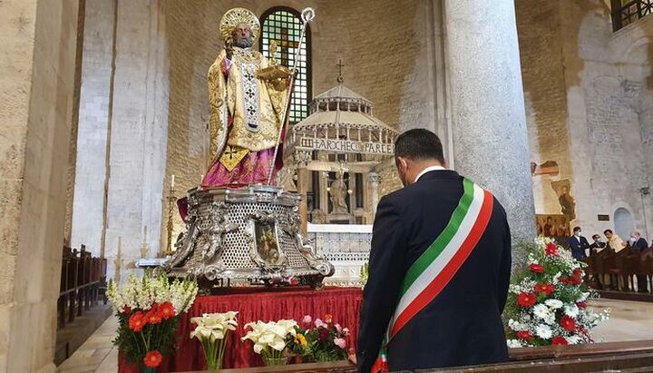 Знаменитая статуя святителя Николая в базилике с его мощами. Фото: ANSA