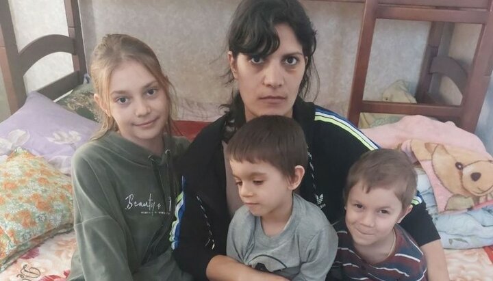 Беженцы из Николаевской области, нашедшие приют в селе Нерубайки, получили продукты от фонда «Фавор». Фото: Telegram-канал фонда «Фавор»