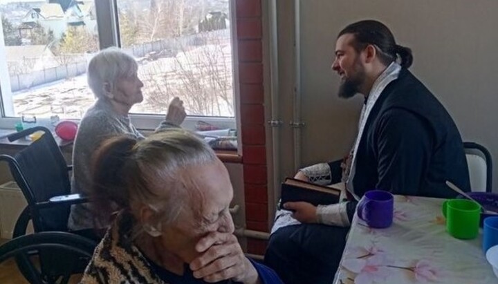 Священник навещает жителей пансионата для престарелых «Надежда». Фото: Facebook-страница Харьковской епархии УПЦ