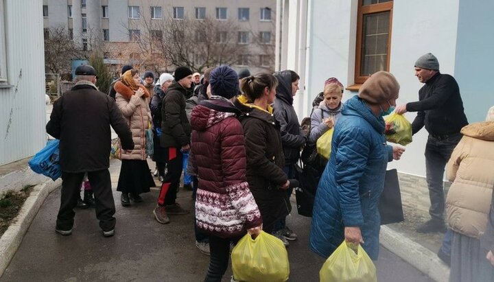 В храмах Херсона выдают продукты и медикаменты. Фото: Facebook-страница Херсонской епархии