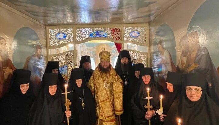 Митрополит Феодосий с новопостриженными монахинями. Фото: cherkasy.church.ua