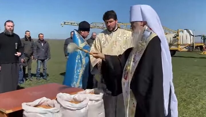 Митрополит Агафангел благословил начало полевых работ. Фото: кадр с Youtube-канала Одесской епархии