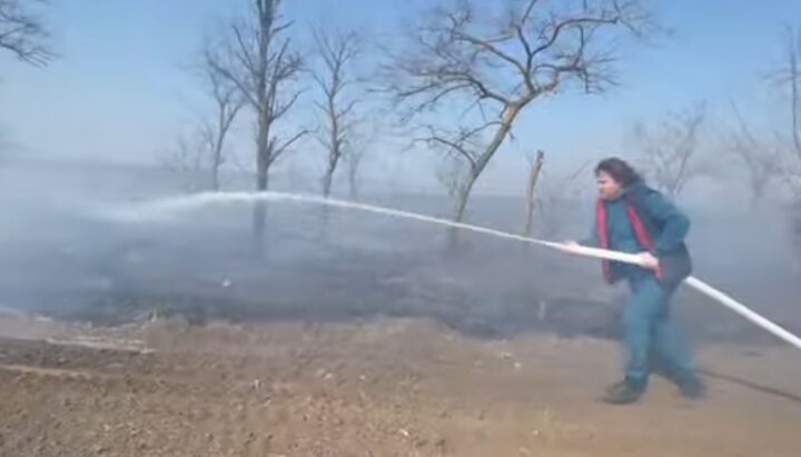 Одесские монахи тушат пожар. Фото: скриншот youtube-канала Одесской епархии