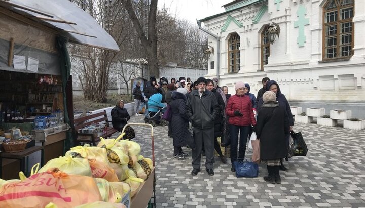 Голосіївське благочиння Києва допомагає жителям столиці та області