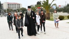 Митрополит Черногорско-Приморский помолился о мире с беженцами из Украины
