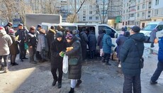 Духовенство и волонтеры УПЦ помогли продуктами жителям Харькова