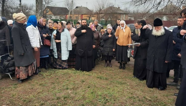 В городе Смела священника и прихожан храма Алексея, человека Божьего, не пустили в храм в день престольного праздника. Фото: Facebook-страница 