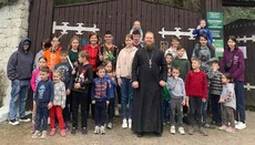 Клірик УПЦ організував поїздку до зоопарку для дітей-переселенців з Дніпра