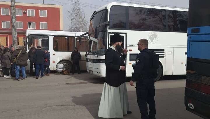 Клірики з двох єпархій УПЦ допомогли евакуювати людей із Лисичанська