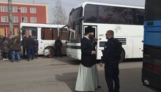 Клирики из двух епархий УПЦ помогли эвакуировать людей из Лисичанска