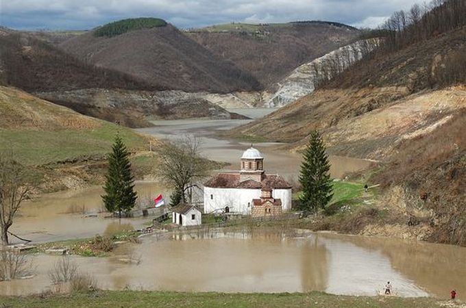 У Сербії через запуск дамби затоплюється стародавній монастир