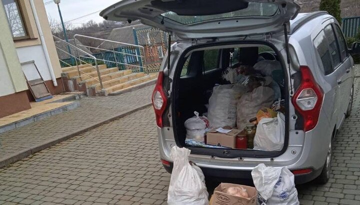 У Черкаській і Хмельницькій єпархіях УПЦ допомогли біженцям їжею та речами