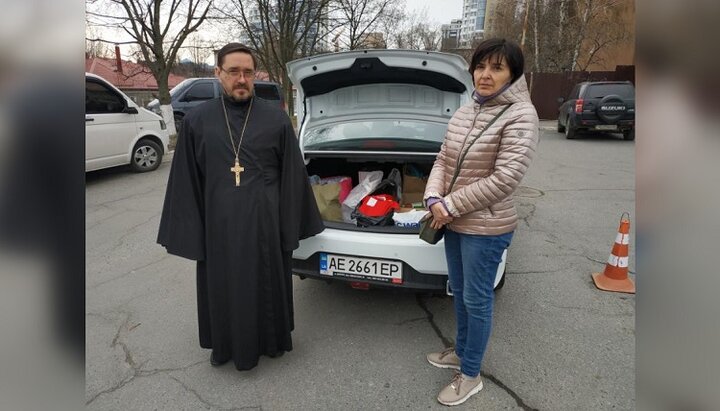 Єпископ Петропавлівський Андрій передав ліки військовим у лікарню Дніпра